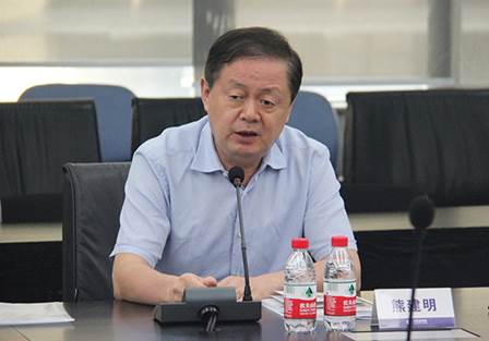 說明: F:\【資料與辦公】\辦公區(qū)\2.網(wǎng)站新聞\2019年\9月\2019.09.07 方大集團舉辦“高級管理人員研修班”培訓(xùn)\熊總（文中.jpg